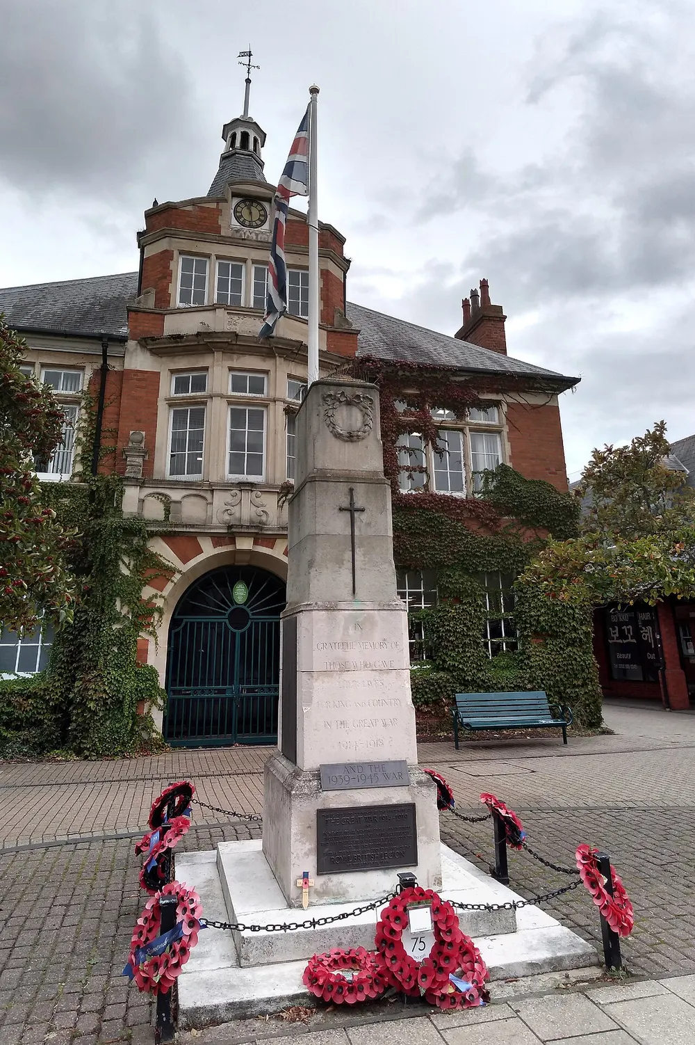 New Malden War Memorial, the local landmark of KT3