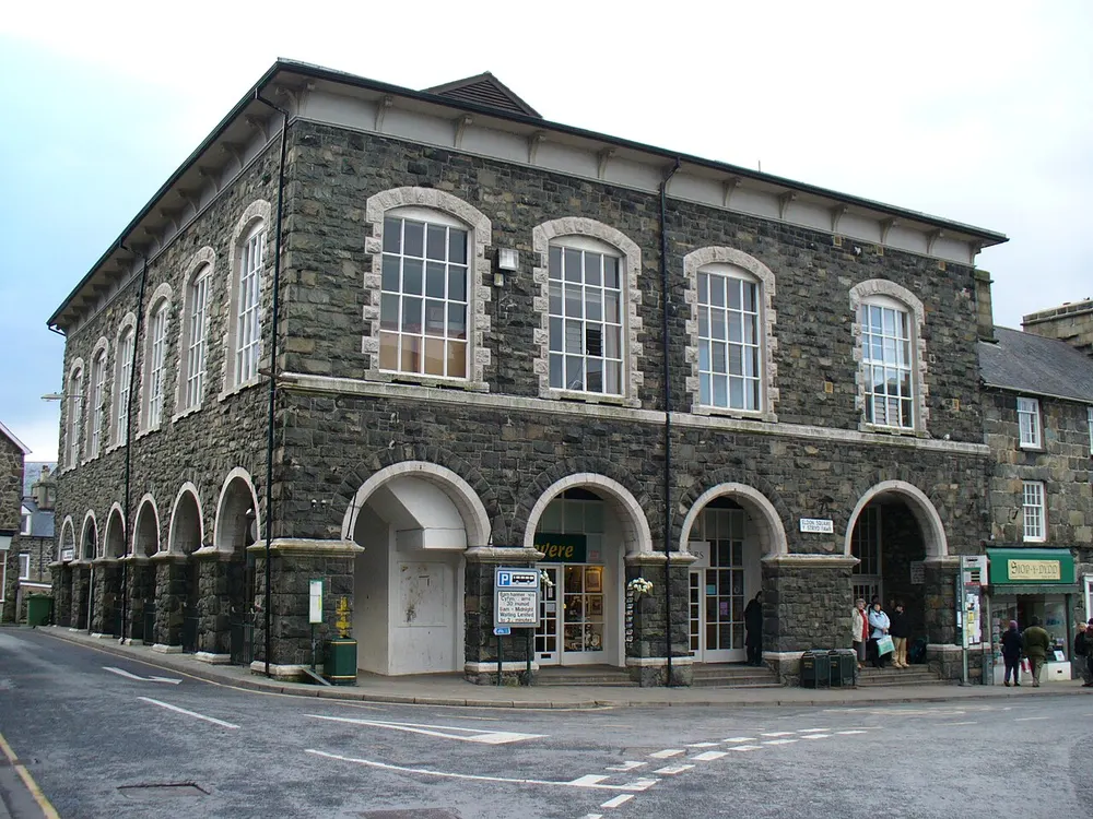 Neuadd Idris, the local landmark of LL40