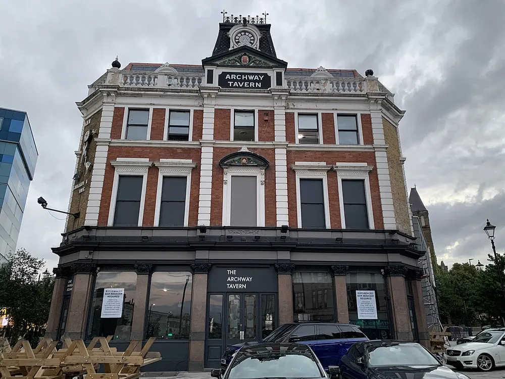 Archway Tavern, the local landmark of N19