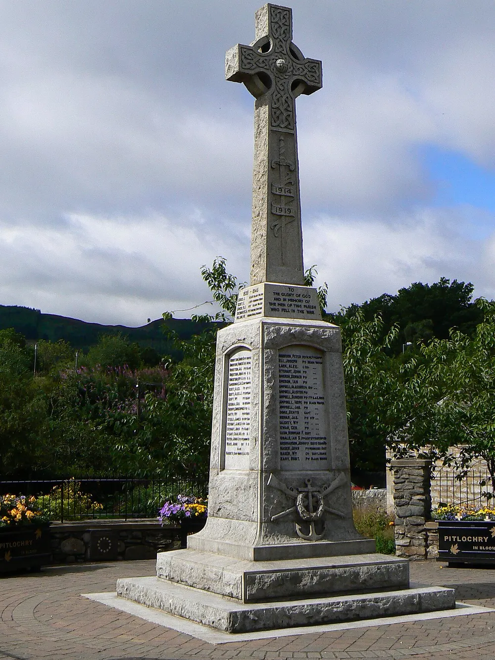 Pitlochry War Memorial, the local landmark of PH16