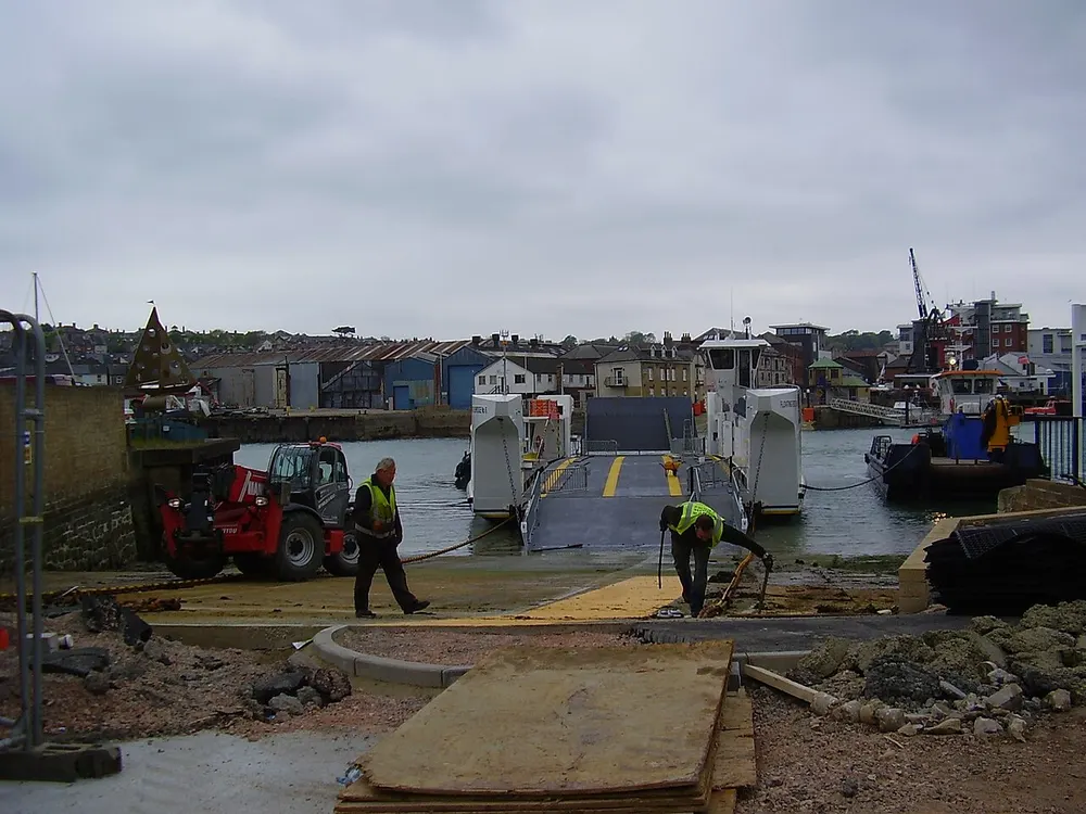 Cowes Floating Bridge, the local landmark of PO32